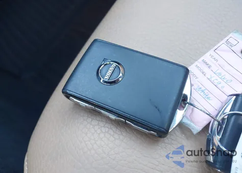 2018 Volvo Xc90 T5 Momentum z USA, uszkodzony, nr VIN YV4102PK8J1352257